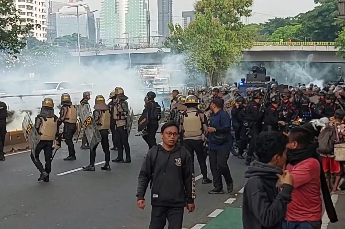 Massa aksi 25 Agustus di Gedung DPR/ MPR RI melawan dengan melemparkan balik gas air mata hingga petasan ke arah polisi.