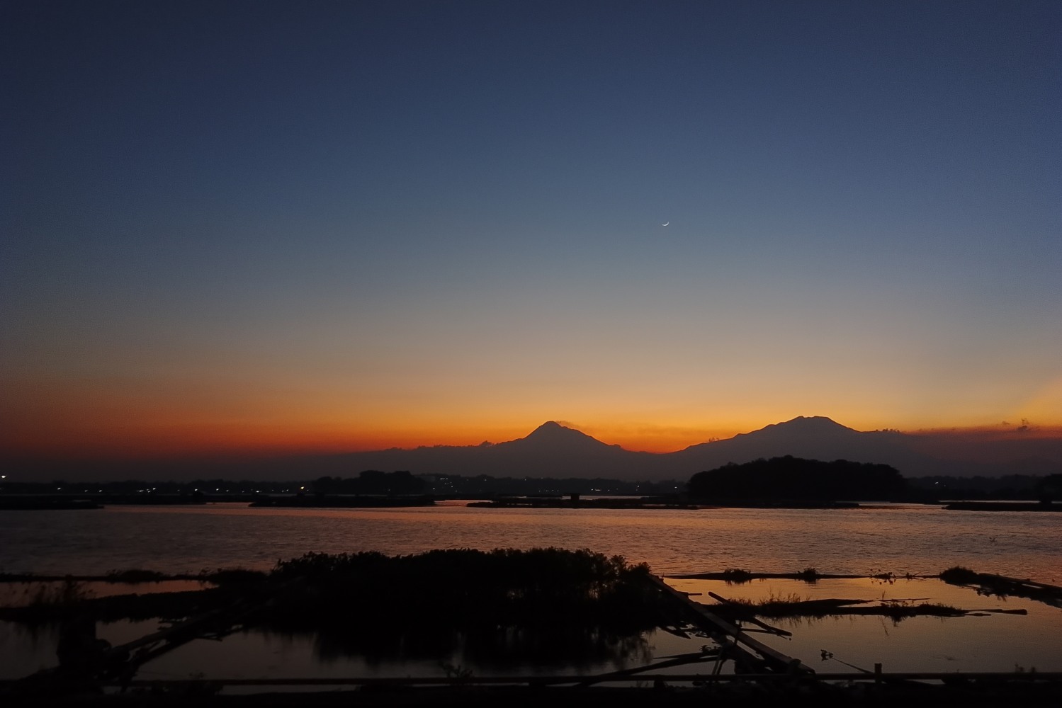 Suasana senja di Waduk Cengklik, Boyolali, Senin (25/8/25).