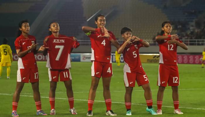 Selebrasi pemain Timnas Putri Indonesia usai membobol gawang Malaysia di Stadion Manahan.