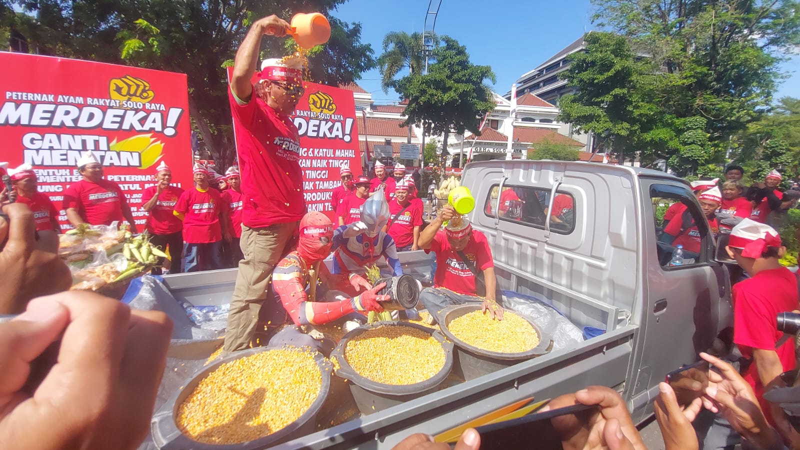 Harga jagung tembus Rp7.000 bikin peternak ayam Solo Raya protes dengan mandi jagung di Gladak, Solo, Selasa (26/8/2025).