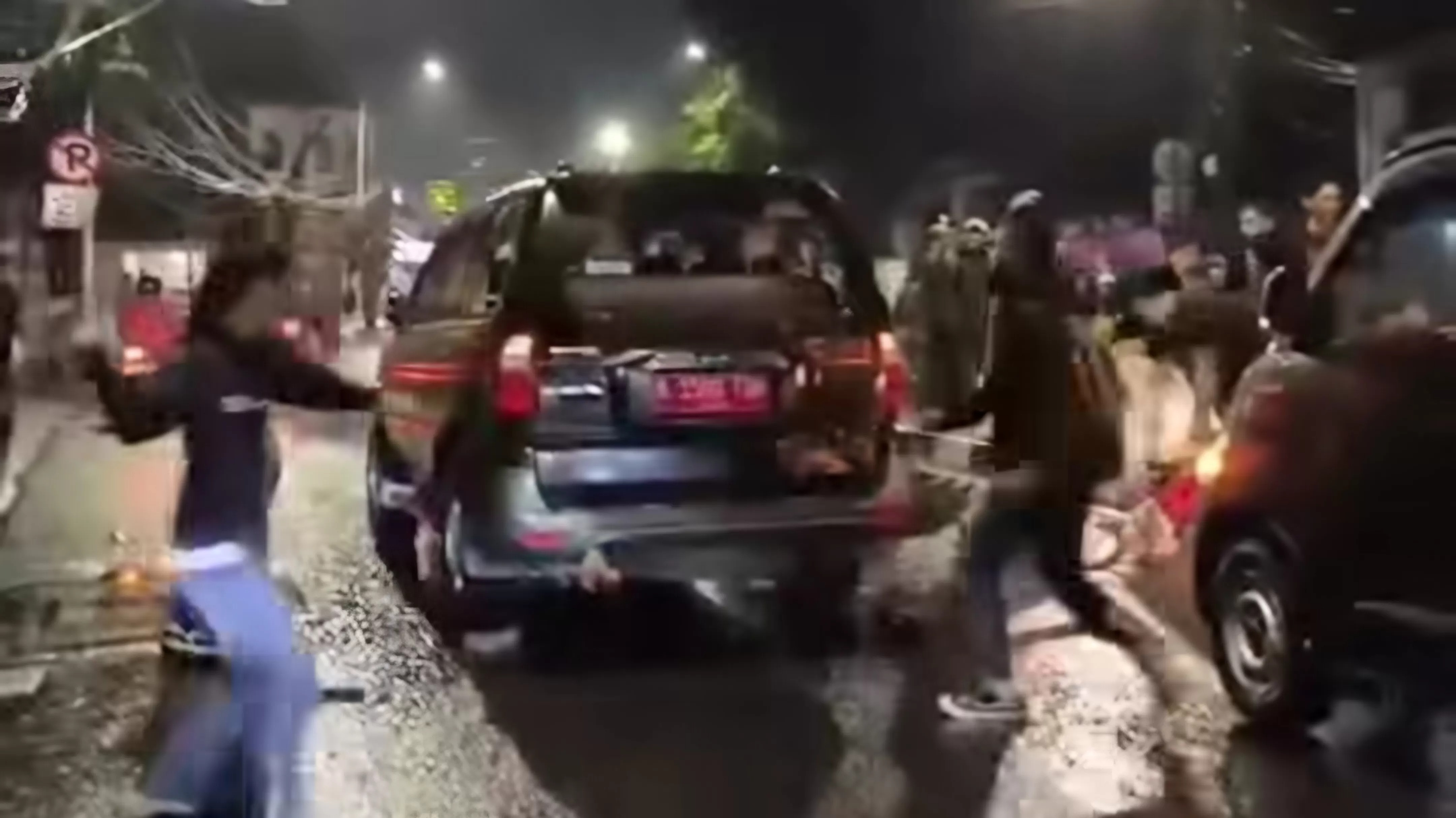 Mobil dinas Lurah Manggarai Selatan Muhammad Sidik diamuk massa aksi 25 Agustus di Slipi, Jakarta Barat.