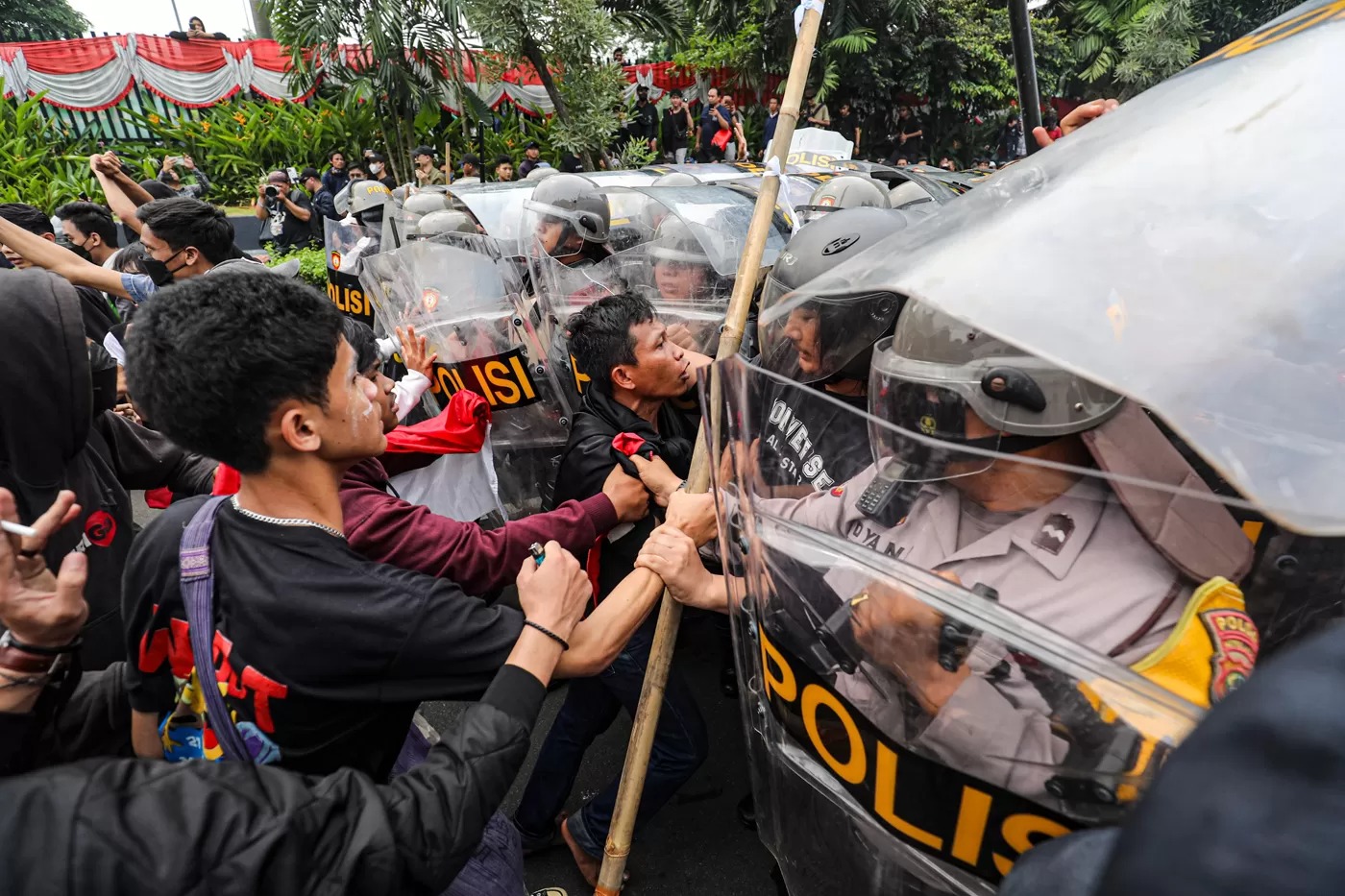 Sejumlah masa aksi demo 25 Agustus terlibat bentrokan dengan petugas kepolisian di kawasan Palmerah, Jakarta, Senin (25/8/2025).