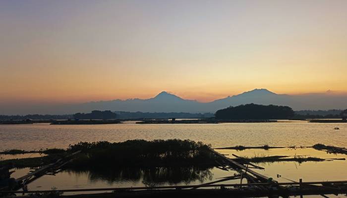 Senja  di Waduk Cengklik, Ngemplak, Boyolali, Senin (25/08/25).