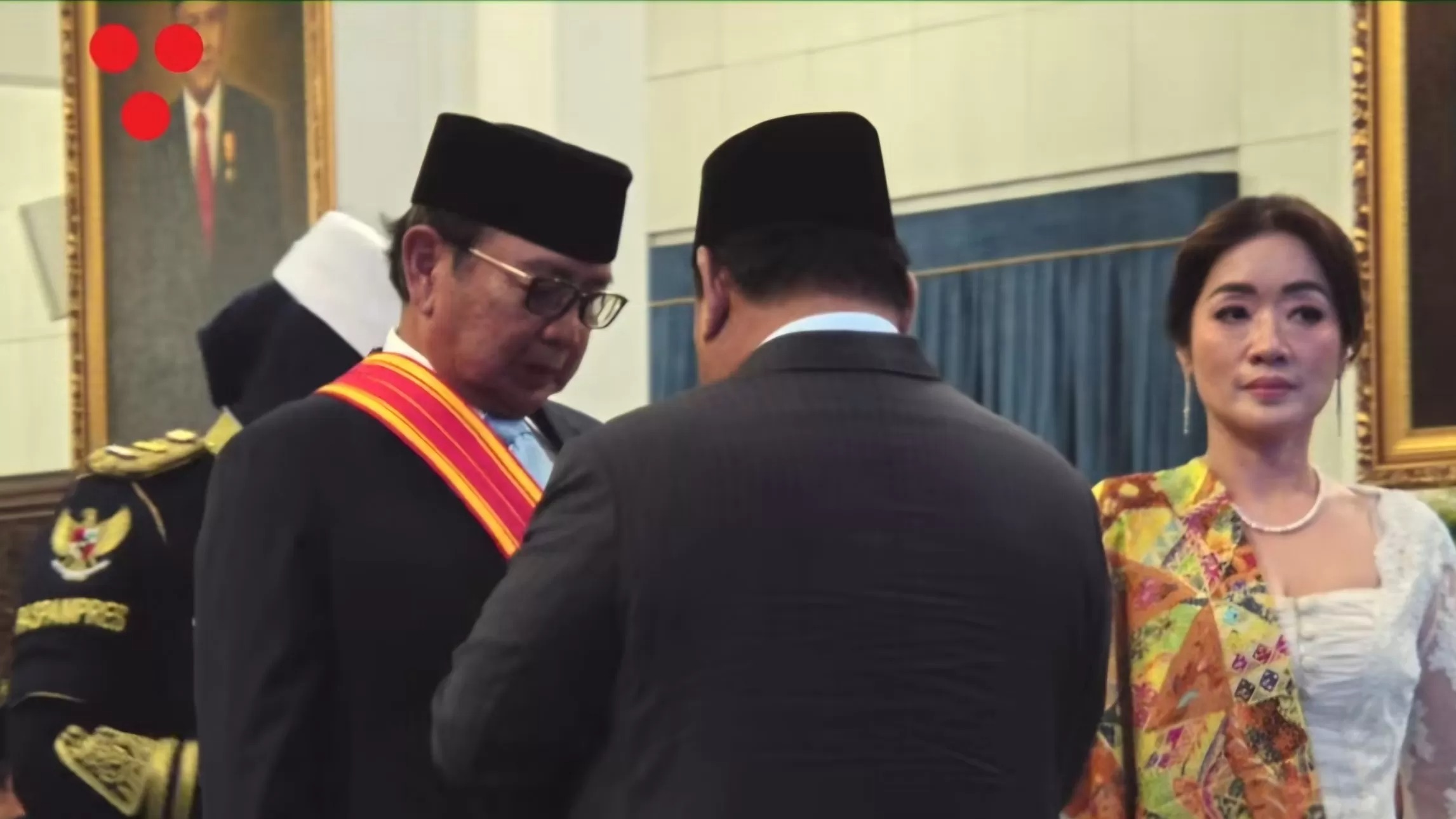 Presiden Prabowo Subianto menganugerahkan tanda kehormatan Bintang Mahaputra Adipradana kepada eks koruptor Burhanuddin Abdullah dalam upacara resmi di Istana Negara, Jakarta, Senin (25/8/2025).