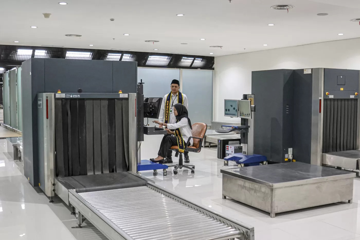 Anggota Bea Cukai mengoperasikan mesin pemindai X-ray di Terminal 2F Bandara Soekarno-Hatta, Tangerang, Rabu (11/06/2025).