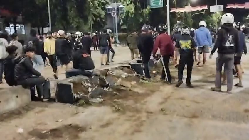 Sejumlah pot di Jalan Jenderal Sudirman Solo rusak, Jumat (29/8/2025).