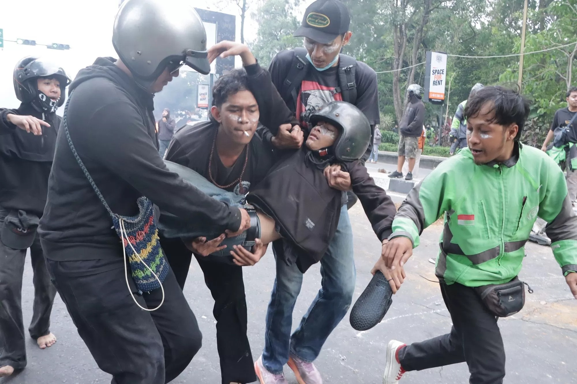 Seorang pendemo di markas Brimob Solo terluka dan diselamatkan rekan-rekannya, Jumat (29/8/2025).