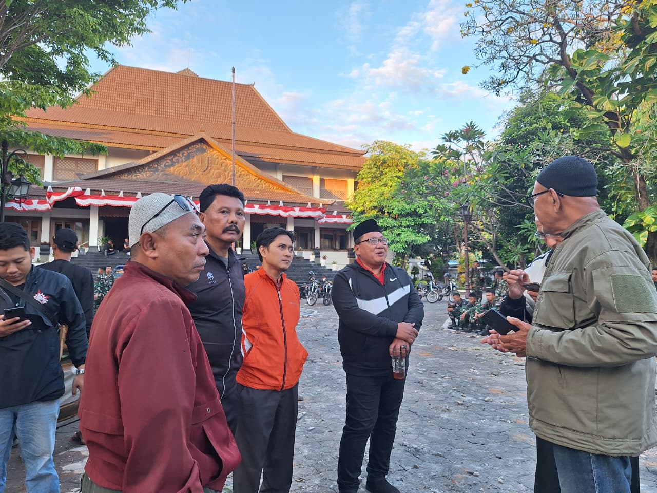 Ketua DPRD Kota Solo bersama anggota dewan tinjau kondisi Gedung DPRD Kota Solo, Sabtu (30/8/2025).