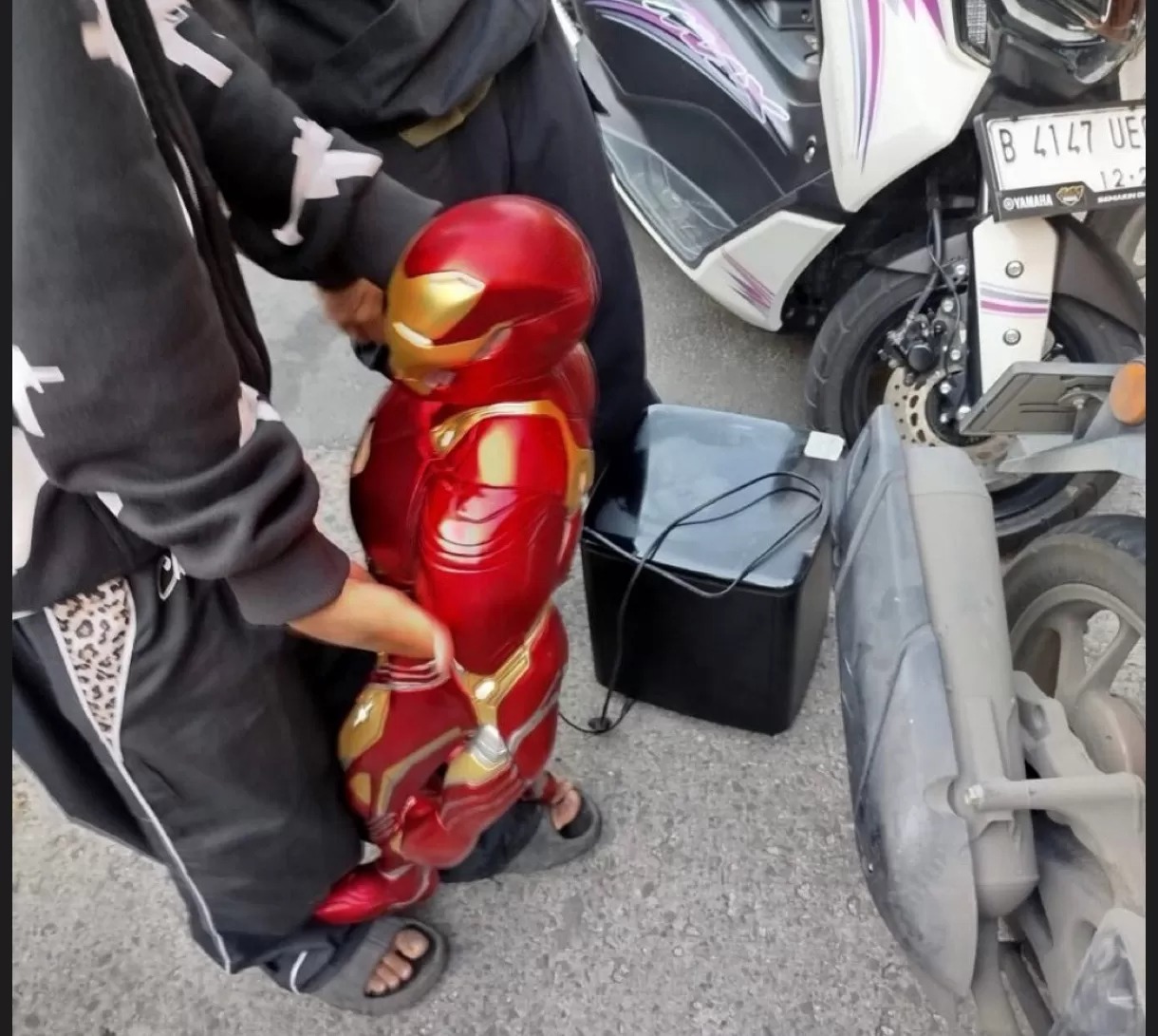 Action figure Iron Man menjadi salah satu barang yang dijarah dari rumah Ahmad Sahroni.