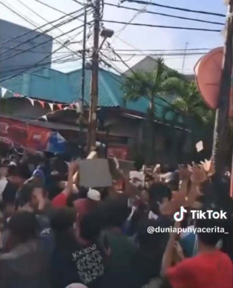 Video tunjukkan rumah Ahmad Sahroni diserbu massa, brankas dijebol dan uang dibagikan ke warga.