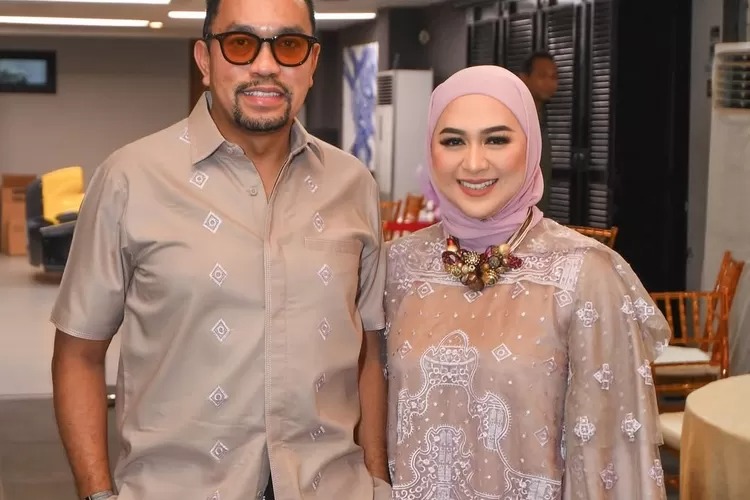 Ahmad Sahroni dan Feby Belinda.