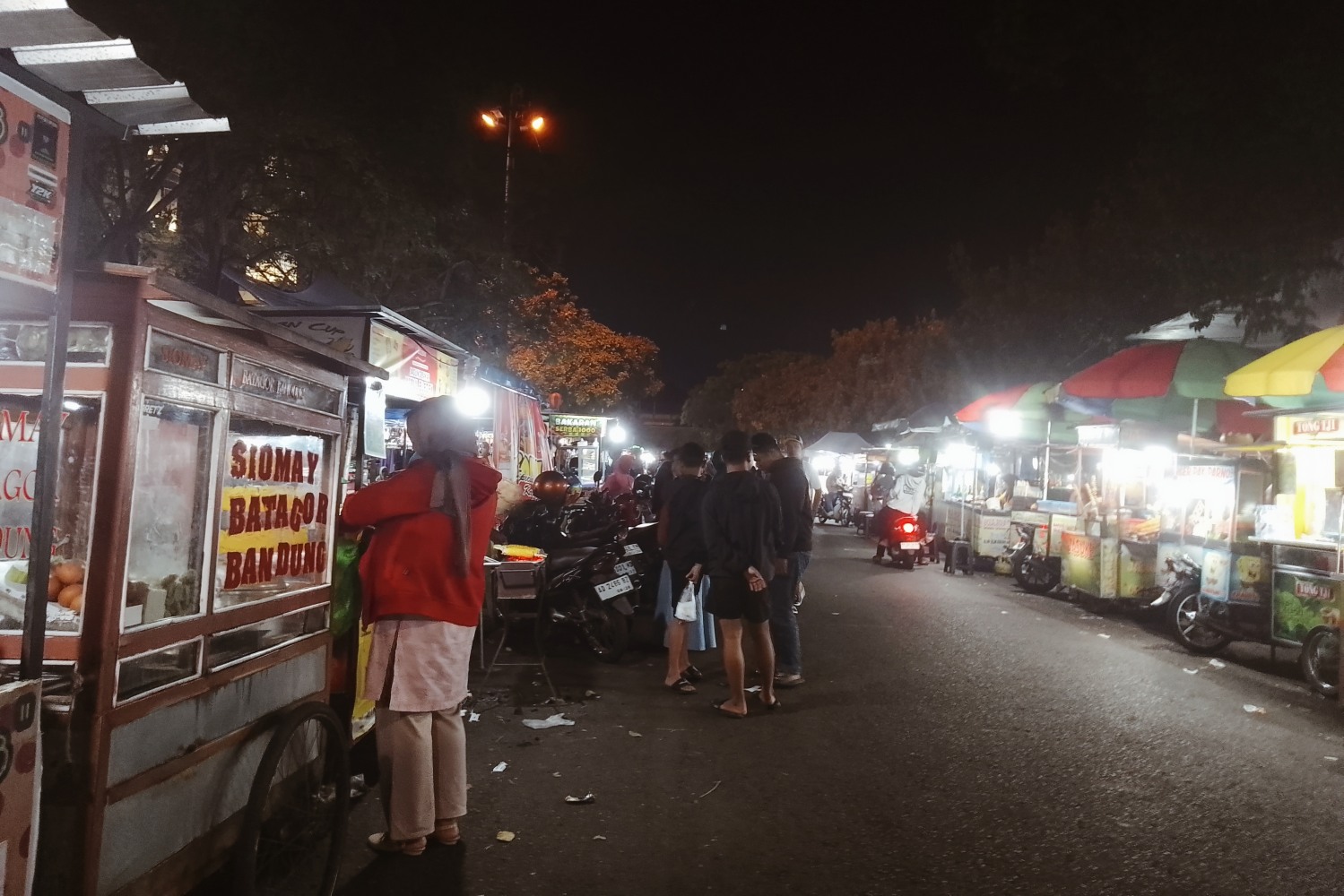 Suasana di area UMKM Alun-Alun Karanganyar, terlihat beberapa pengunjung yang sedang membeli jajanan, Sabtu (30/8/25).