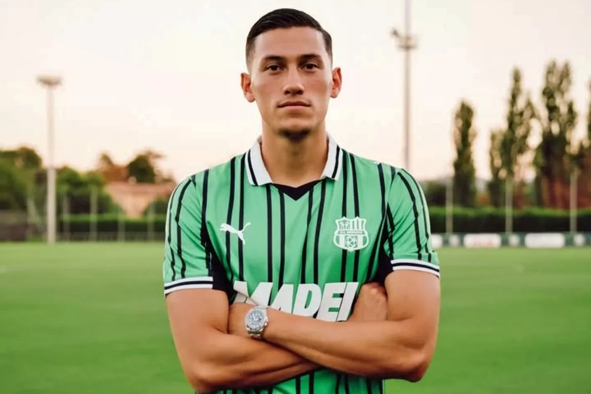 Jay Idzes resmi mengenakan jersey Sassoulo di Serie A.