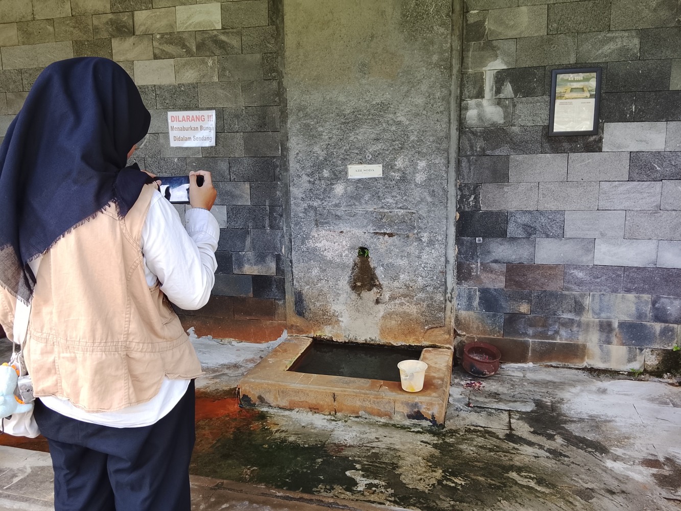 Sumber Air Soda di Sapta Tirta Karanganyar, warisan alam yang unik dan dipercaya berkhasiat menyembuhkan.
