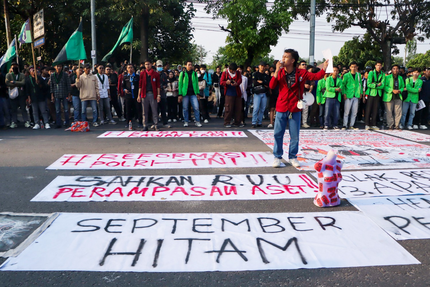 Demo mahasiswa di DPRD Solo berjalan damai, Senin (1/9/2025).
