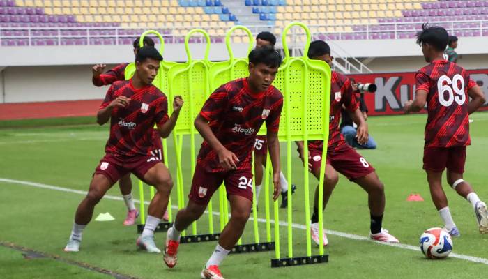 Brylian Aldama saat berlatih dengan skuad Persis Solo lainnya di Stadion Manahan, belum lama ini.