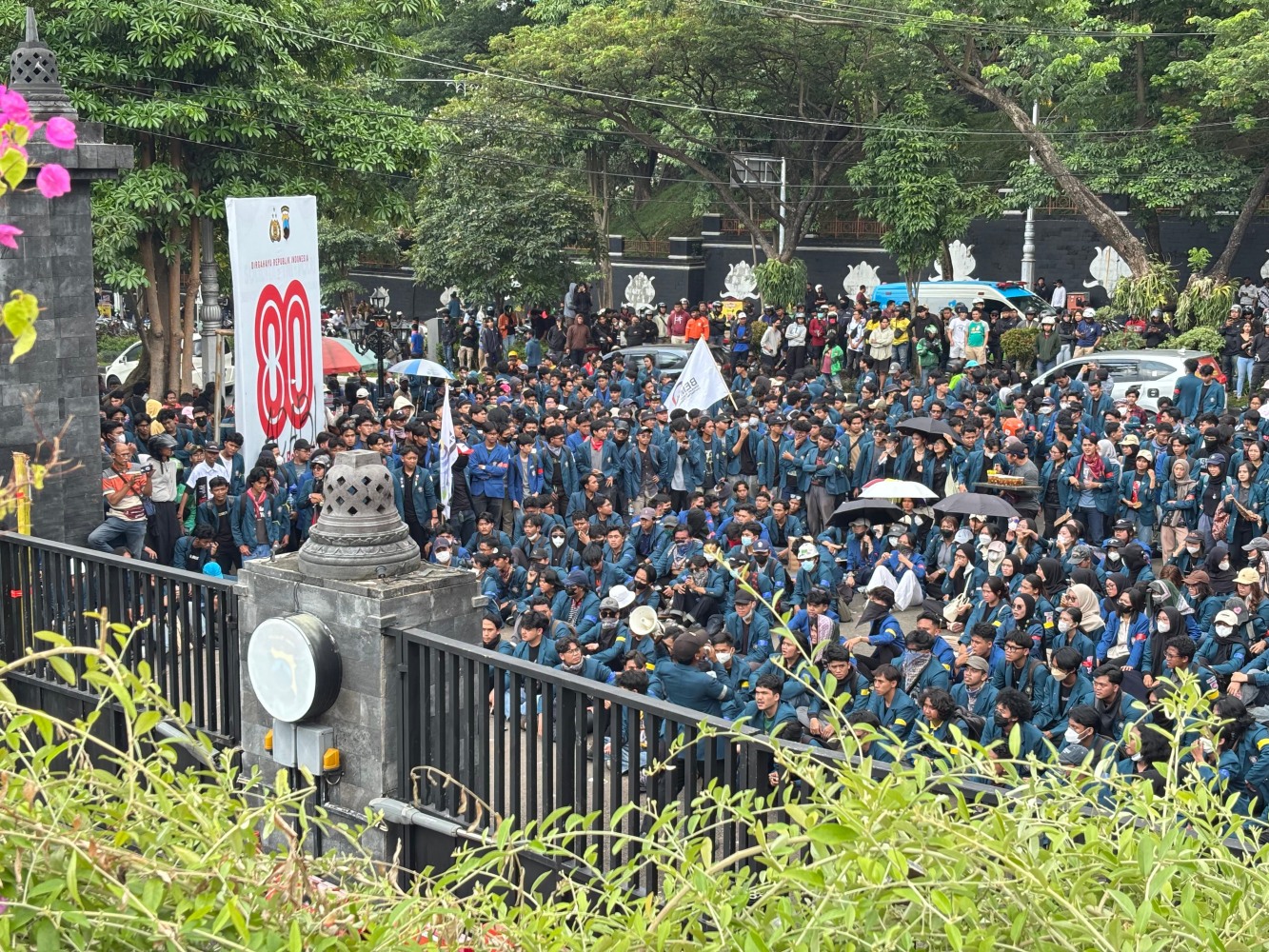 Suasana aksi demonstrasi di Polda Jateng, kemarin.