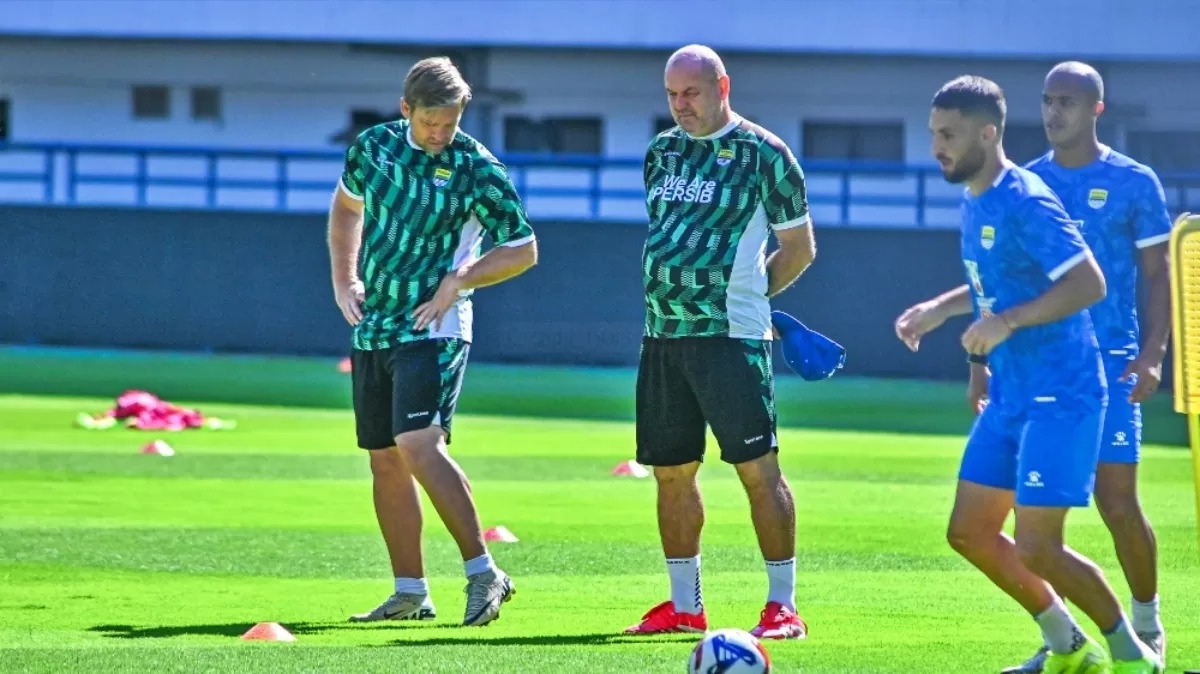 Pelatih Persib Bandung Bojan Hodak (tengah) intensif menggelar latihan.