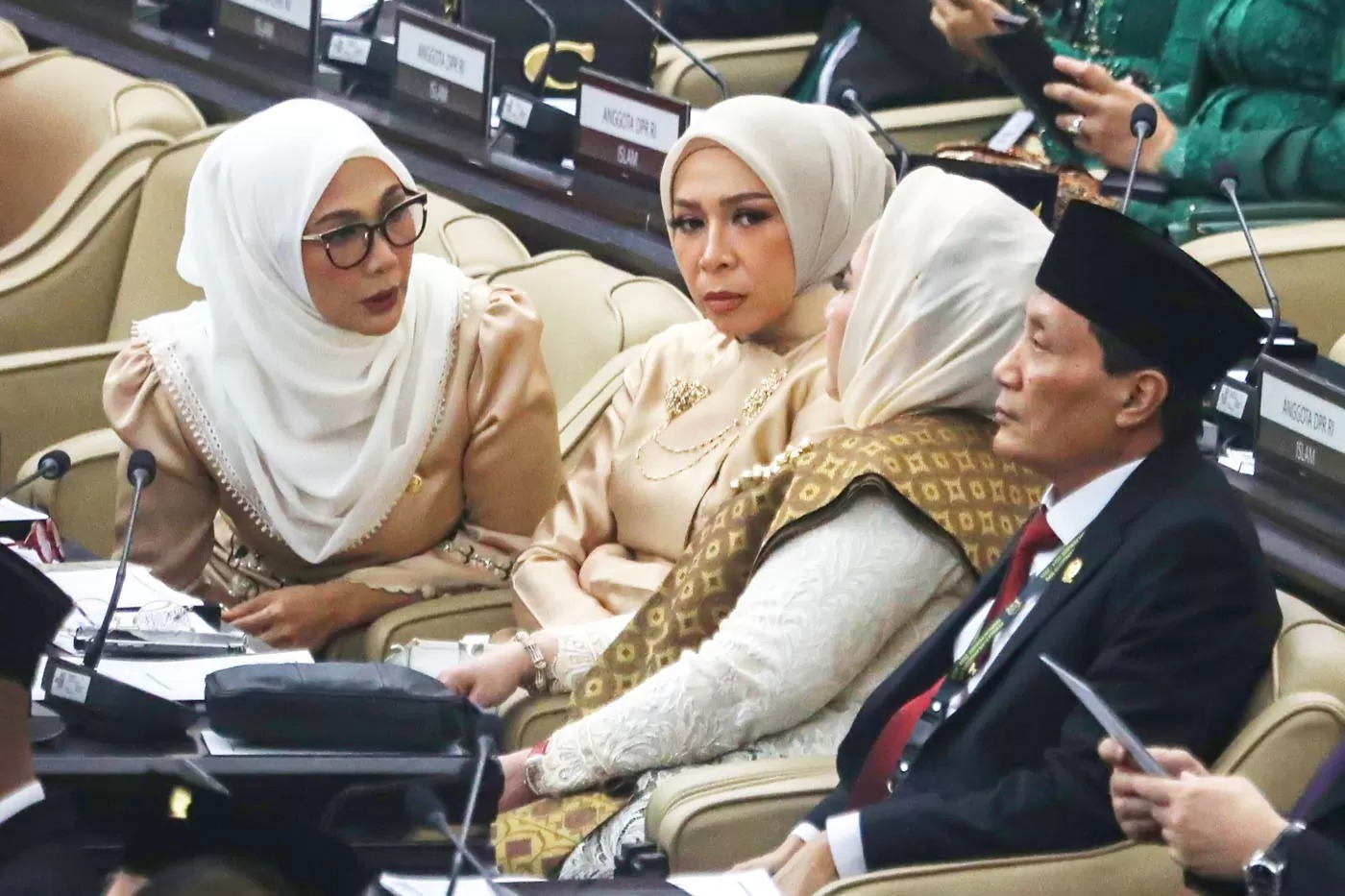 Anggota DPR terpilih masa bakti 2024-2029 Melliana Cessy atau Melly Goeslaw (kedua kiri) mengikuti pelantikan di Kompleks Parlemen, Senayan, Jakarta, Selasa (1/10/2024).