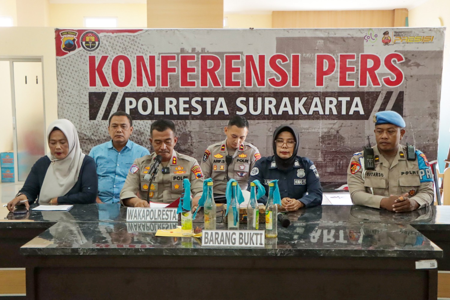 Jumpa Pers Polresta Solo usai amankan tiga remaja polisi yang bawa bom molotov saat demo damai di DPRD Solo, Selasa (2/9/2025).