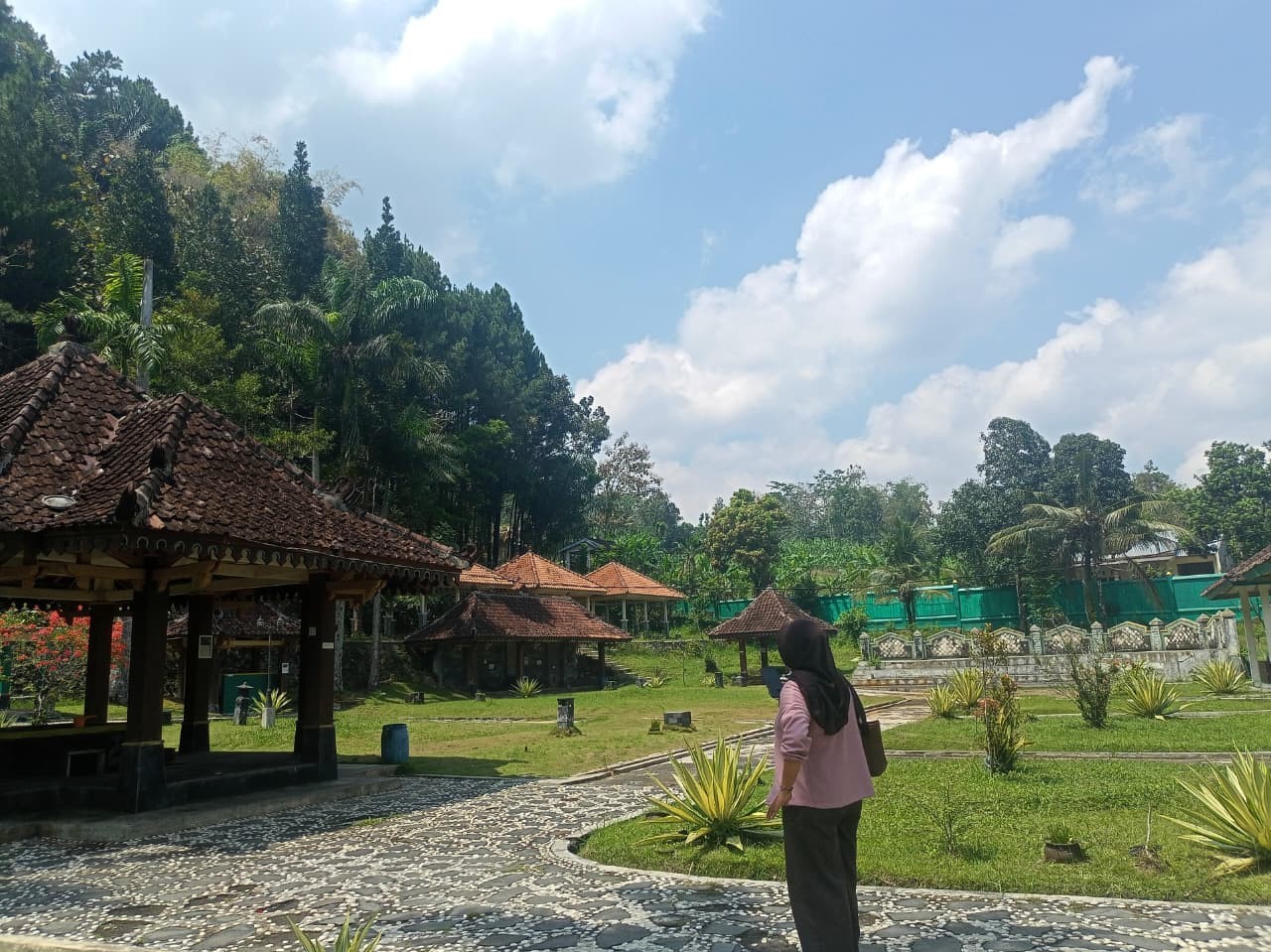 Taman Wisata Sapta Tirta Pablengan, Kecamatan Matesih, Kabupaten Karanganyar, Minggu (31/8/25).