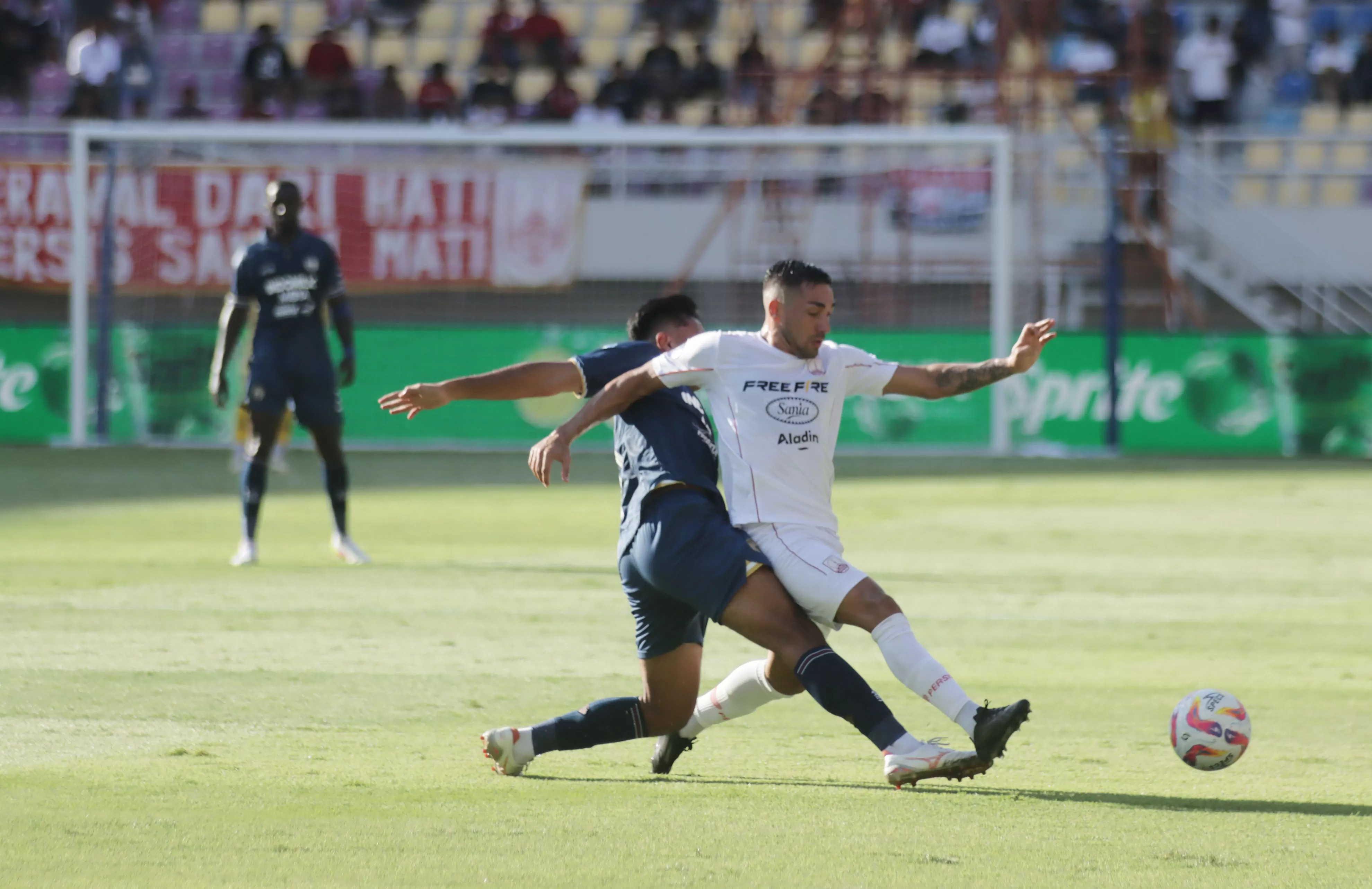 Mantan gelandang Persis Solo Lautaro Belleggia (kanan) saat melawan Persita Tangerang di Stadion Manahan (27/4/2025).