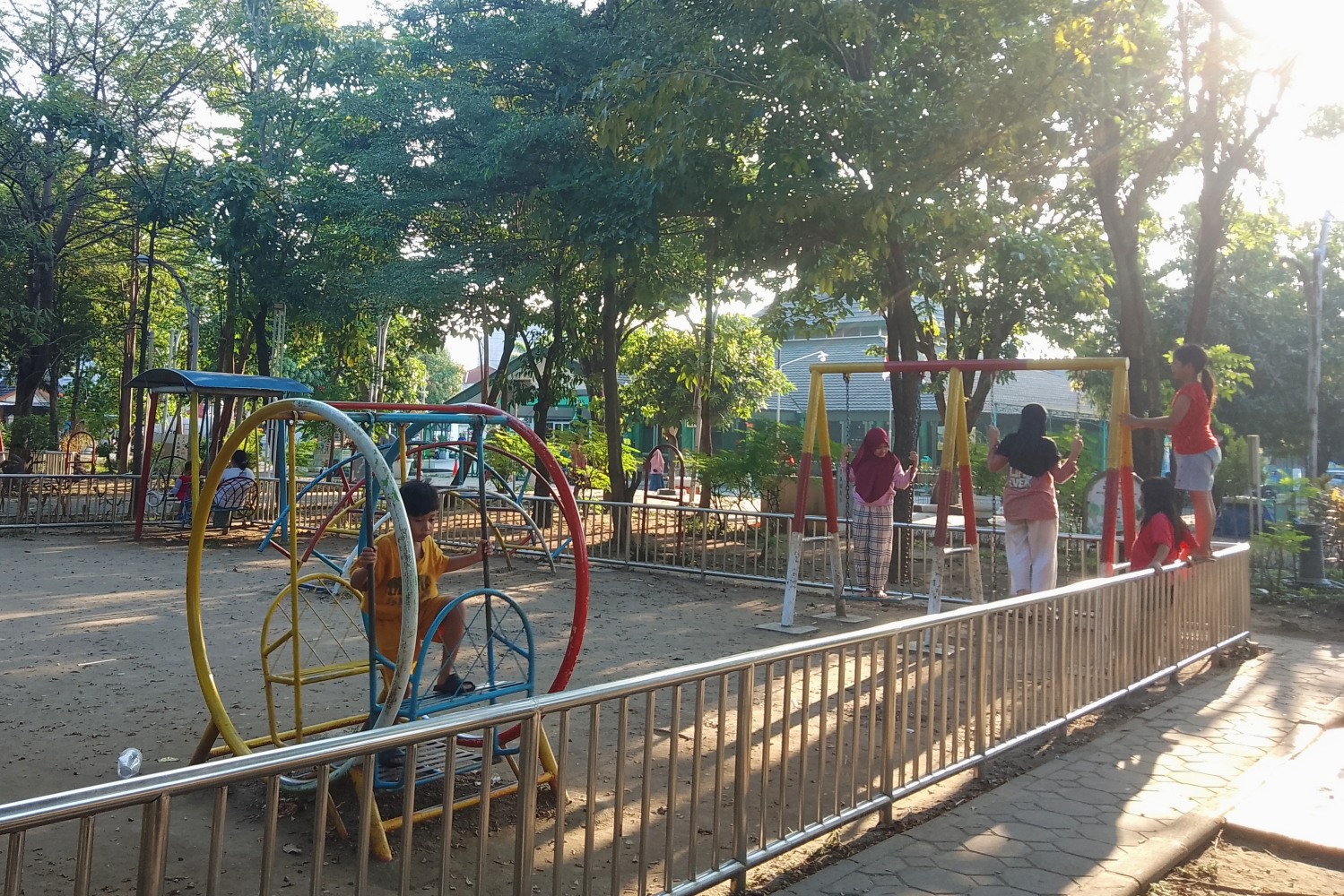 Taman Jayawijaya Mojosongo yang terlihat asri menjadi destinasi wisata gratis keluarga.