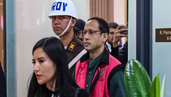 Mantan Mendikbudristek Nadiem Makarim (rompi pink) saat keluar dari Kejaksaan Agung. Dia ditetapkan tersangka korupsi pengadaan chromebook.