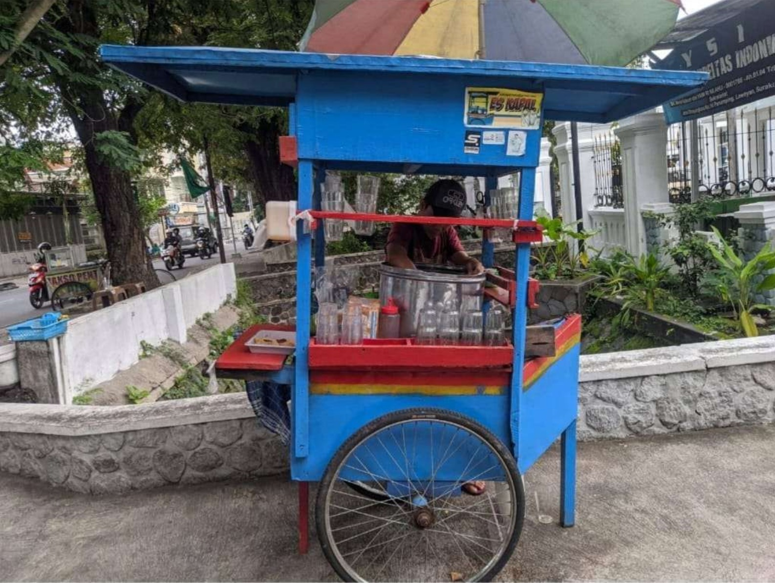 Es Kapal, minuman legendaris yang masih dijajakan dan digemari masyarakat.