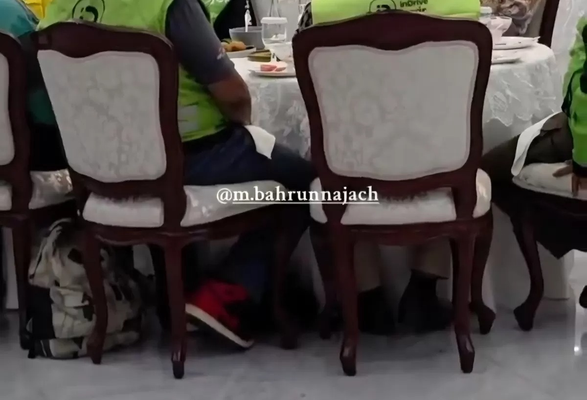 Sepatu Nike Air Jordan yang dipakai ojol saat menemui Wapres Gibran ramai disorot netizen.