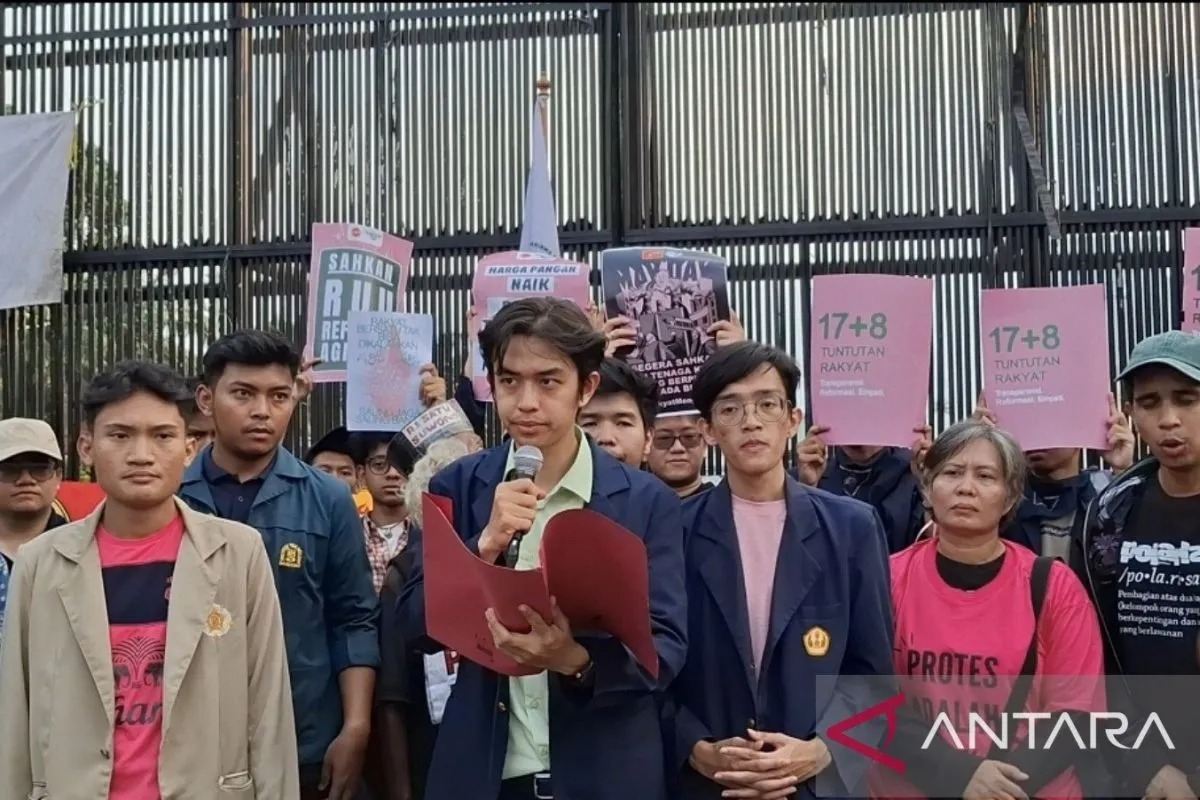 Ratusan mahasiswa berunjuk rasa di depan Kompleks DPR/MPR, Senayan, Jakarta, pada Jumat (5/9/2025).