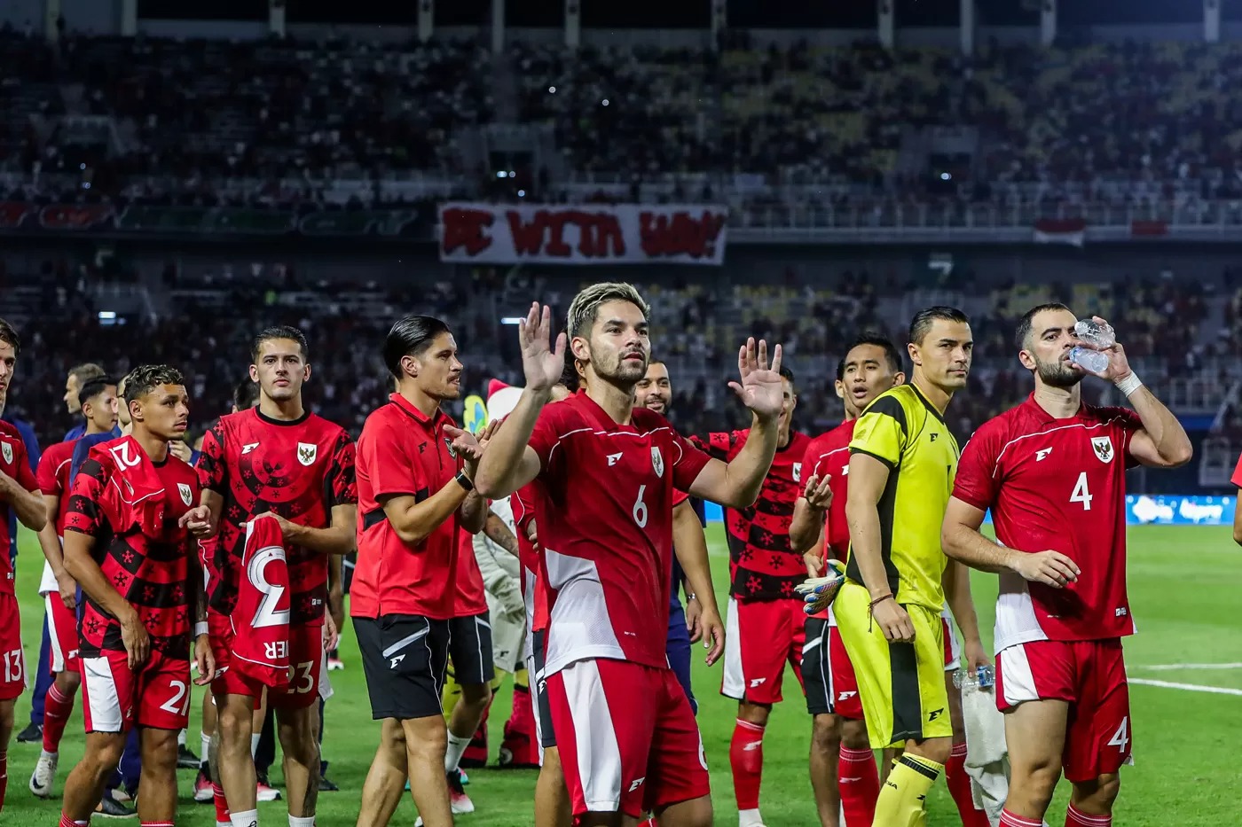 Sandy Walsh (tengah) dan pemain Timnas Indonesia usai mengalahkan Chinase Taipei dalam International Friendly Match di Stadion Gelora Bung Tomo, Surabaya, kemarin (5/9/2025).