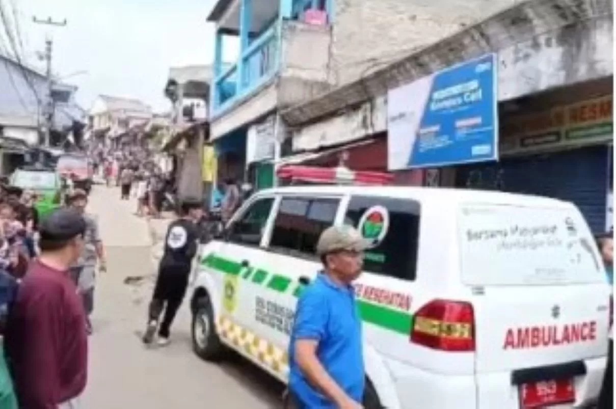 Korban ambruknya bangunan majelis taklim di Gang Becek, Kampung Ciapus Kompas, Desa Sukamakmur, Kecamatan Ciomas, dilarikan ke rumah sakit.