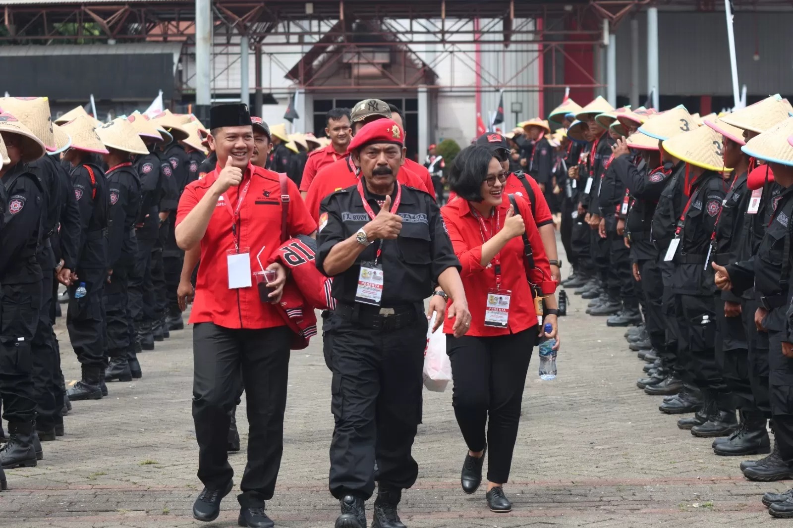 Ketua DPC PDIP Solo F.X. Hadi Rudyatmo (tengah) dan Ketua Bapilu DPC PDIP Her Suprabu (kanan).