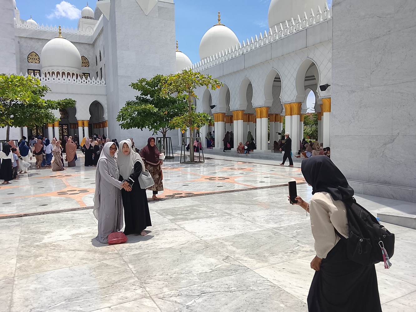 Suasana ramai di halaman Masjid Sheikh Zayed Solo, para pengunjung memanfaatkan momen untuk berfoto bersama keluarga atau sahabat.