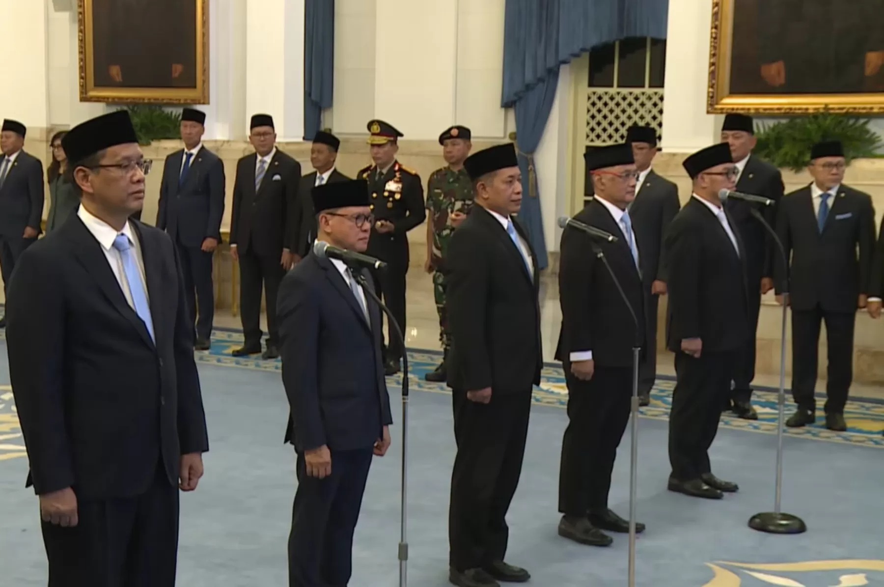 Para menteri baru Kabinet Merah Putih bersiap mengucapkan sumpah janji saat pelantikan di Istana Negara Jakarta, Senin (8/9).