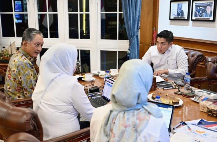 Seskab Teddy Indra Wijaya rapat dengan Menteri PU Dody Hanggodo dan jajaran membahas perbaikan fasilitas umum rusak akibat aksi anarkis.