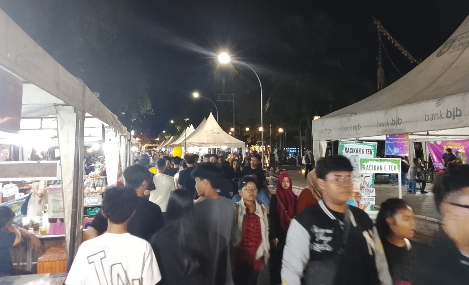 Suasana malam di Night Market Ngarsopuro dengan keramaian pengunjung.