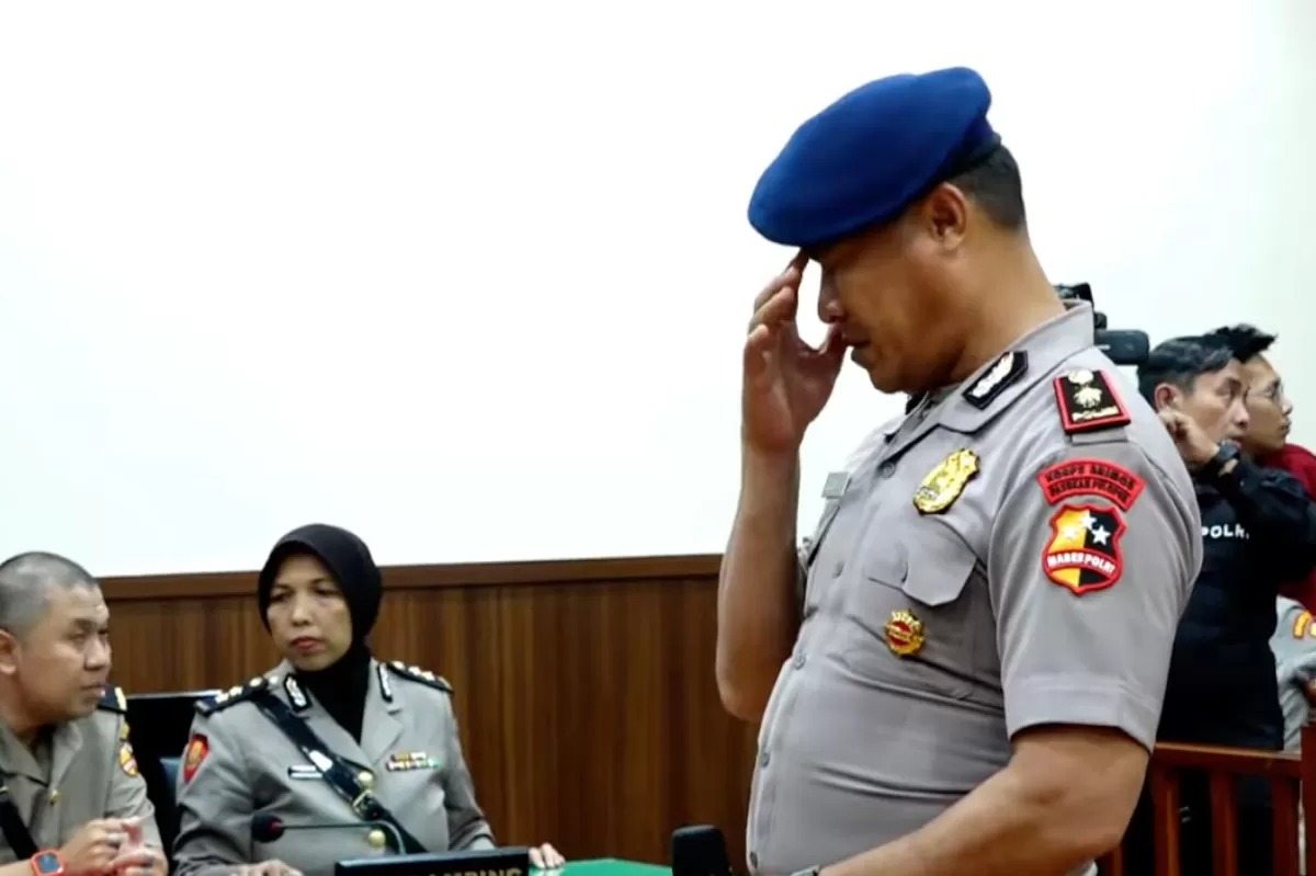 Perwira Brimob Polri, Kompol Cosmas Kaju Gae, saat mendengarkan putusan dalam sidang KEPP yang dilaksanakan oleh Divisi Propam Polri hari ini (3/9). Dia disanksi PTDH atau pemecatan dari Polri.