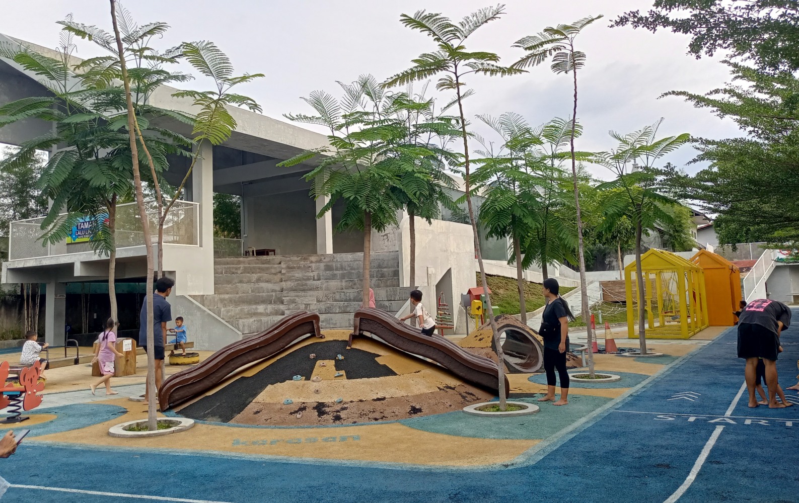 Anak-anak sedang bermain di Taman Cerdas Panularan didampingi oleh orang tua, Kamis (11/9/2025).