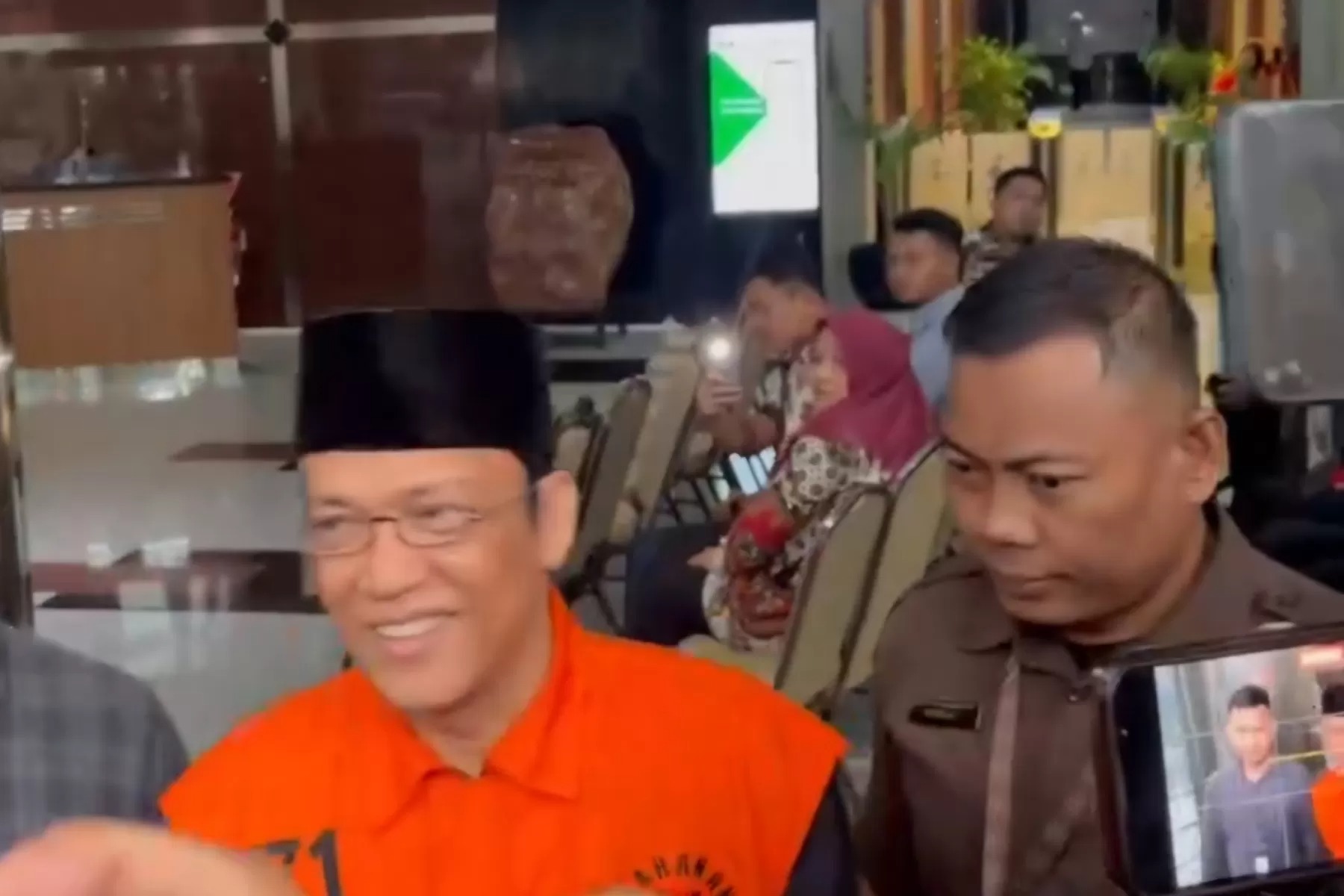 Mantan Wakil Menteri Ketenagakerjaan (Wamenaker) Immanuel Ebenezer alias Noel kenakan peci hitam saat menjalani pemeriksaan sebagai tersangka di Gedung Merah Putih KPK, Jakarta.