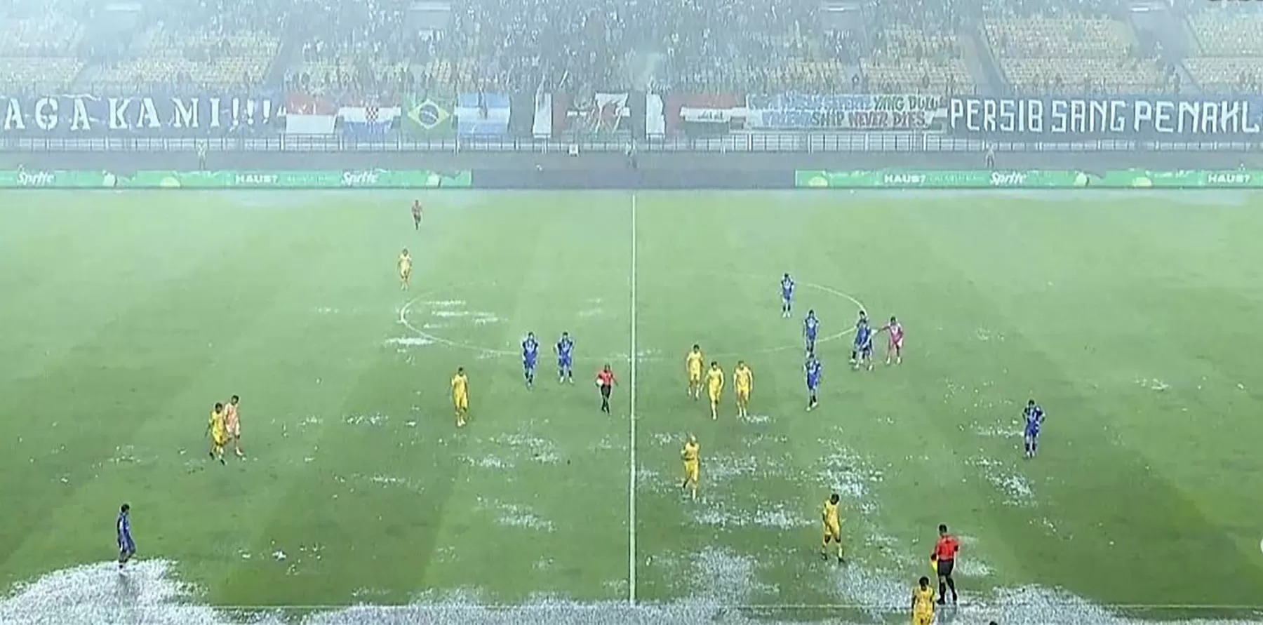 Lapangan Stadion Gelora Bandung Lautan Api tergenang sehingga duel Persib vs Persebaya dihentikan sementara.