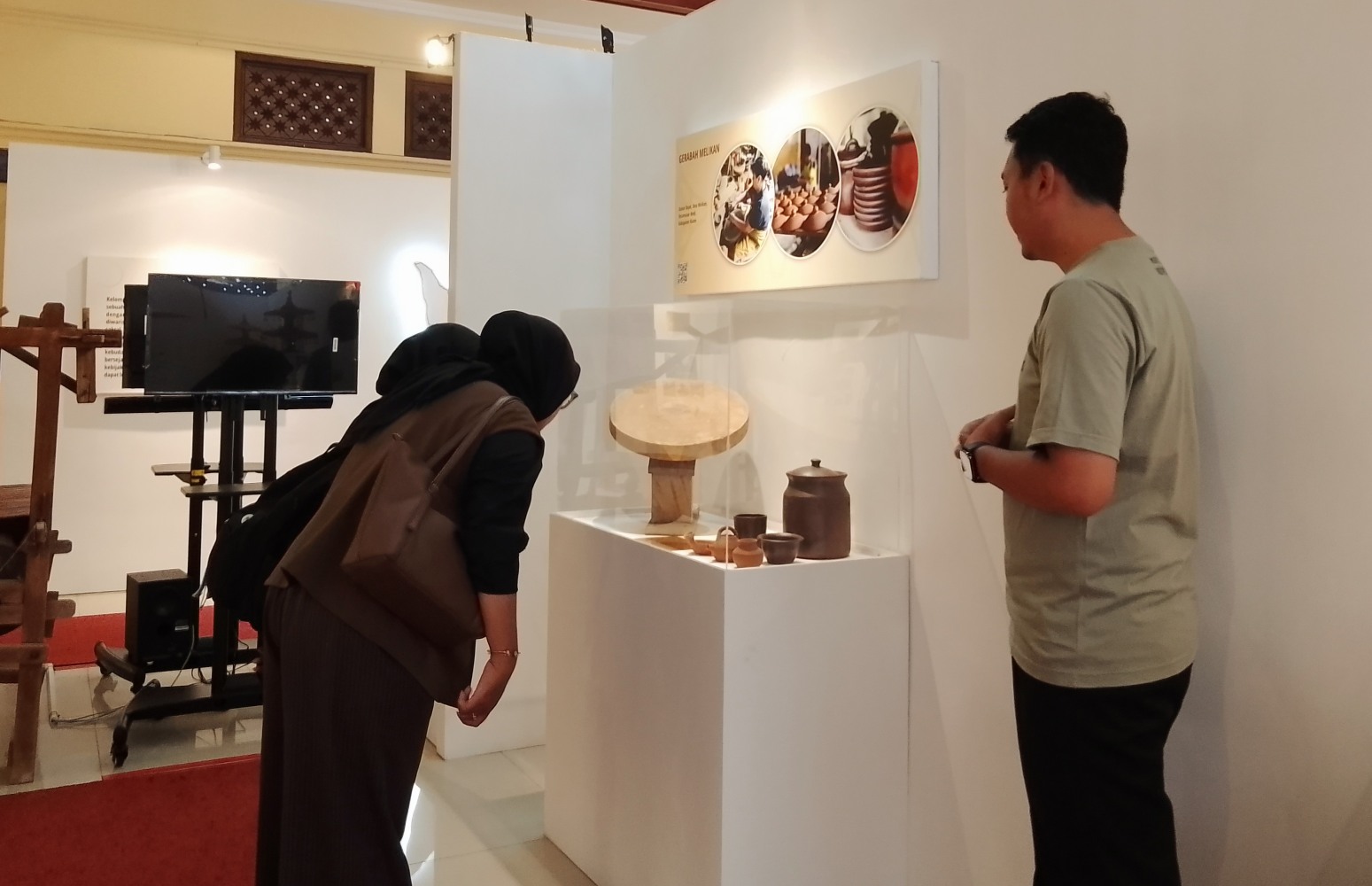 engunjung yang sedang melihat koleksi alat putaran miring gerabah Melikan di Museum Daerah Klaten, Jumat (12/9/2025).