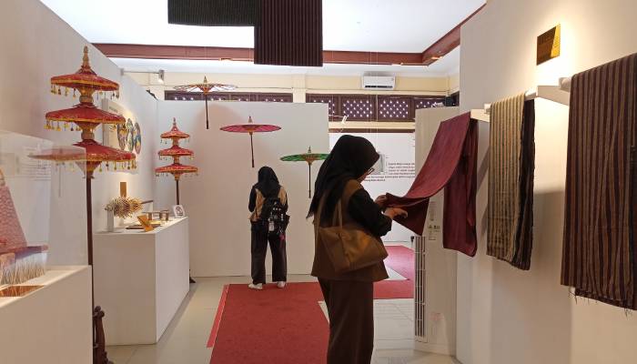 Pengunjung sedang melihat koleksi yang dipamerkan di ruang indoor Museum Daerah Kabupaten Klaten, Jumat (12/9/25).