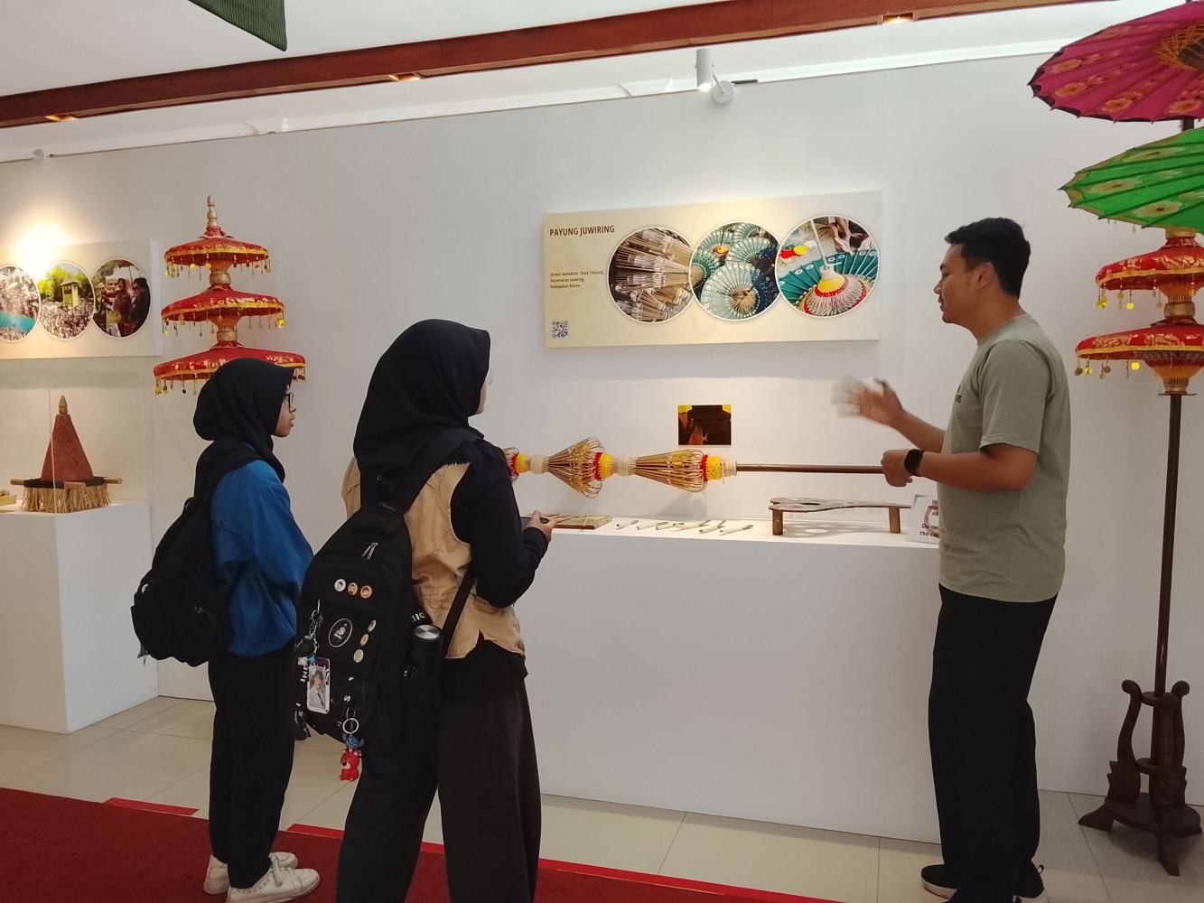 Seorang pengunjung berdialog dengan pemandu di Museum Daerah Klaten.