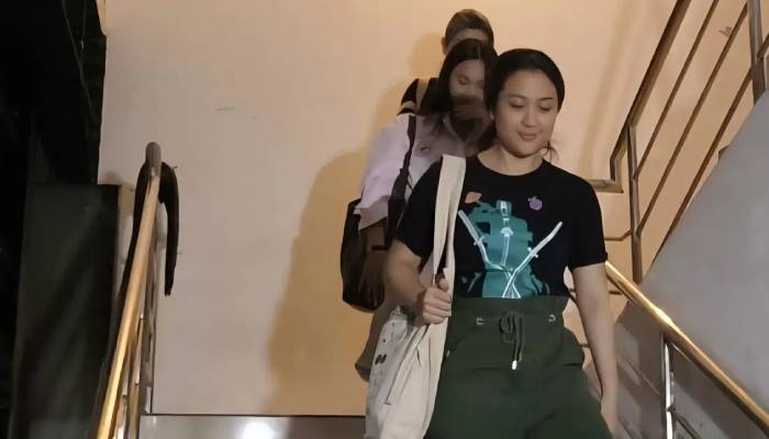Sherina Munaf meninggalkan Polres Metro Jakarta Barat setelah dimintai klarifikasi oleh penyidik terkait unggahan penyelamatan kucing.