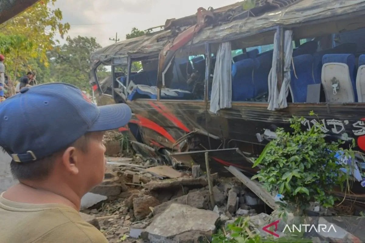 Bus pariwisata dengan nomor polisi P 7221 UG yang mengalami kecelakaan lalu lintas di Desa Botoh, Kecamatan Lumbang, Kabupaten Probolinggo, Jawa Timur, Minggu (14/9/2025).