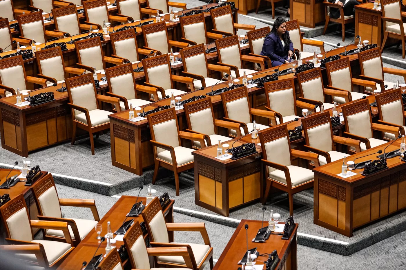 Seorang anggota DPR mengikuti Rapat Paripurna DPR RI ke-23 Masa Persidangan IV Tahun Sidang 2024-2025 di Kompleks Parlemen, Senayan, Jakarta, Selasa (8/7/2025).