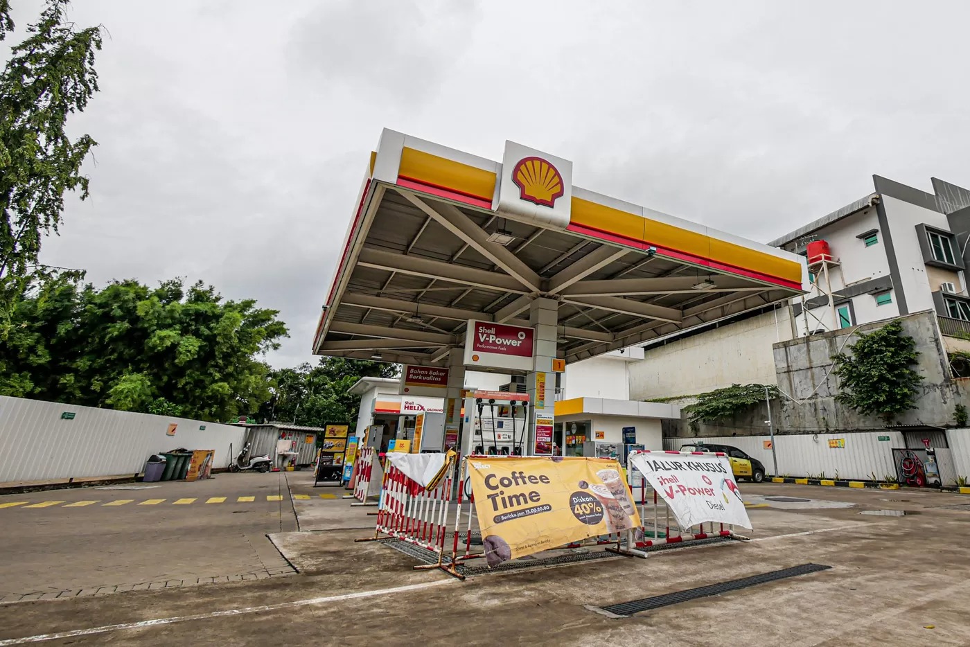 Sejumlah SPBU Shell tampak tutup karena kehabisan stok BBM di Jakarta, Kamis (06/02/2025).
