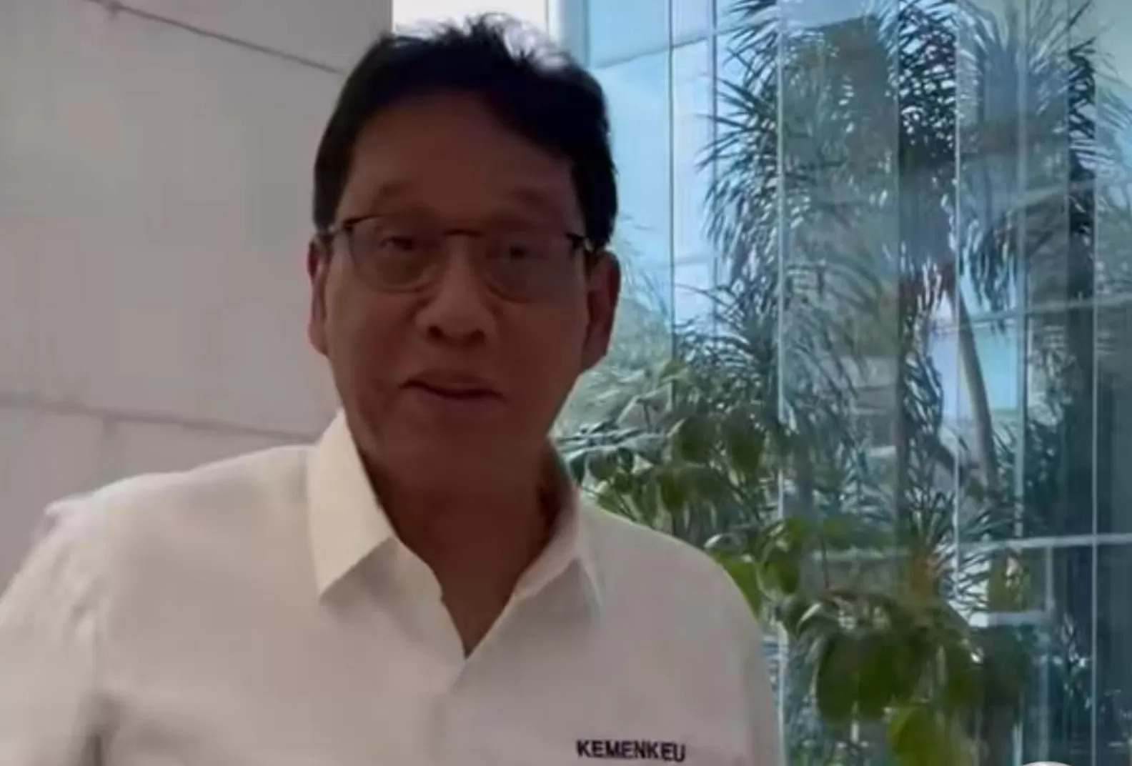 Menteri Keuangan Purbaya Yudhi Sadewa membagikan momen bahagia alias happy saat mengenakan baju baru dengan logo Kementerian Keuangan (Kemenkeu).